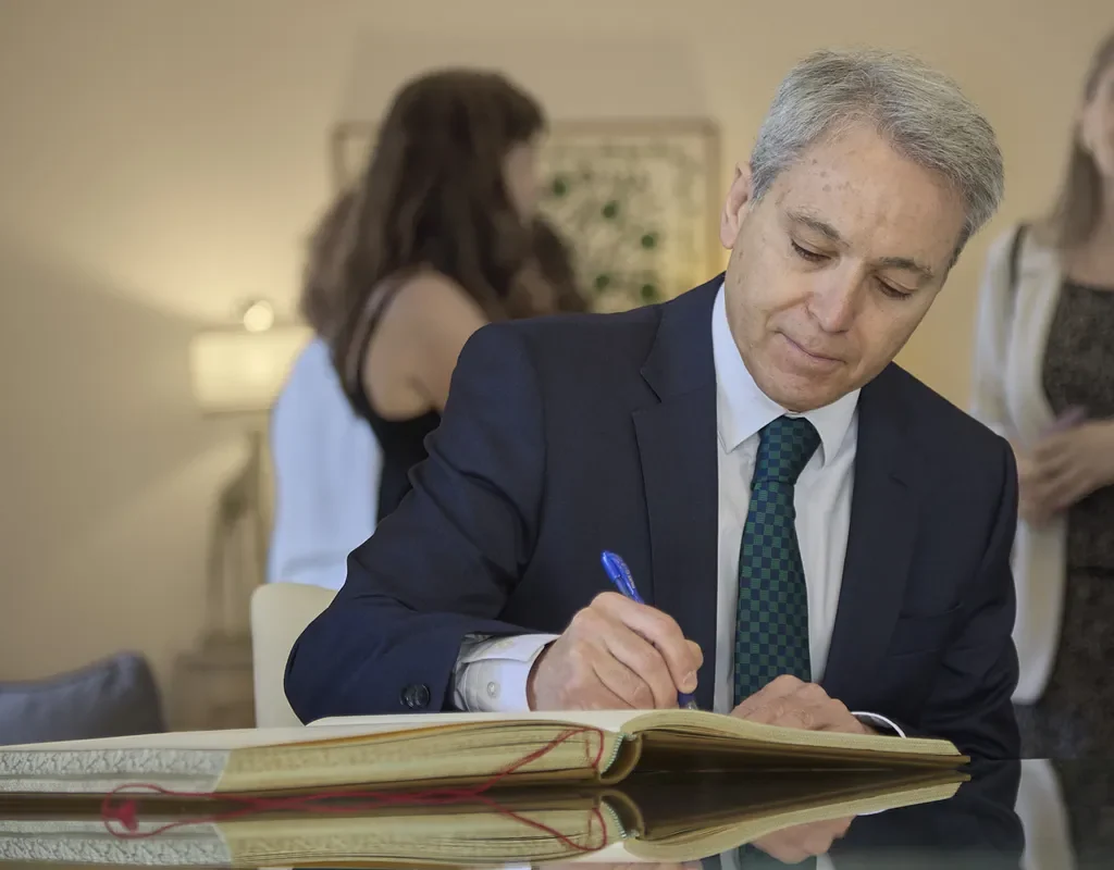Firma en el libro de honor durante la clausura